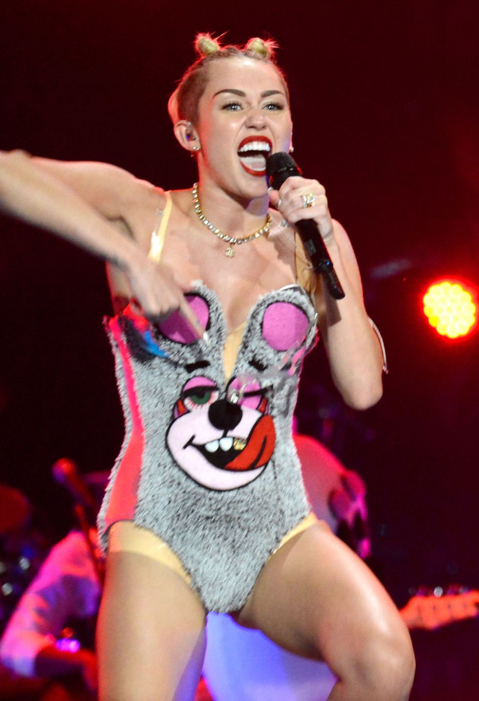 Miley Cyrus On Stage Blowjob - Most Iconic MTV VMAs Fashion in History - 29Secrets