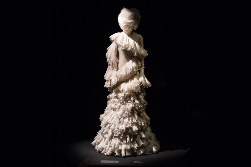 THE STORY OF Alexander McQueen Hologram Dress And The Redemption Of Kate Moss - Savage Beauty